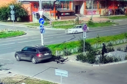 В Абакане школьники на электросамокате влетели в Skoda Kodiaq